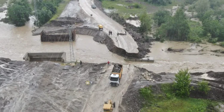 Kastamonu’da şiddetli sağanakta köprü çöktü