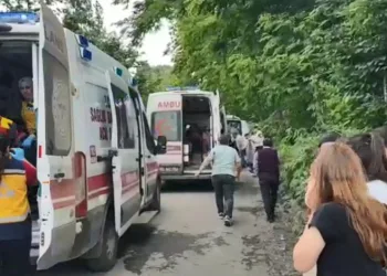 Akademisyenleri taşıyan araç devrildi: 1 ölü, 19 yaralı