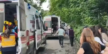 Akademisyenleri taşıyan araç devrildi: 1 ölü, 19 yaralı