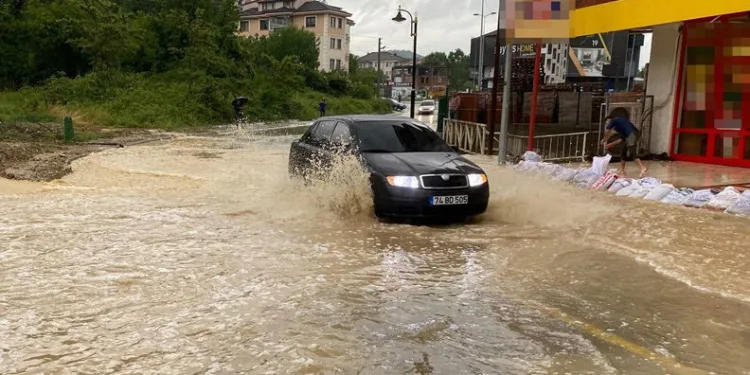Bartın’da sele karşı çuvallarla önlem