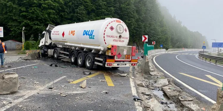 Yoldan çıkan tanker karşı şeride geçti