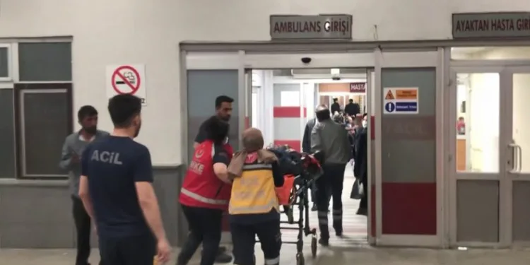 İhbara giden polisi boynundan bıçakladı