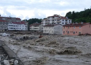 Sel bölgelerinde kaybolan 2 kişi aranıyor