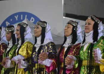 Bursa’da “Erguvan Zamanı” gösterisi sahnelendi