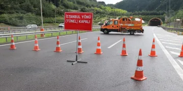 Toprak kayması nedeniyle İstanbul yönü kapandı