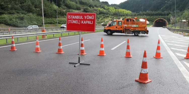 Toprak kayması nedeniyle İstanbul yönü kapandı
