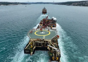 “Castoro 10” İstanbul Boğazı’ndan geçti! Karadeniz gazını karaya çıkaracak