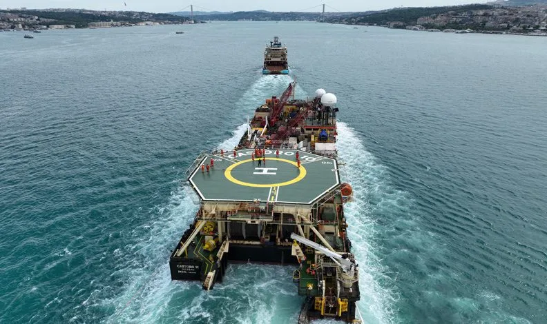 “Castoro 10” İstanbul Boğazı’ndan geçti! Karadeniz gazını karaya çıkaracak