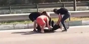 Bursa’da çarptığı köpeği veterinere götürdü