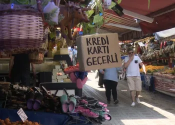 Vatandaşın cebi boş, kredi kartı borçlu