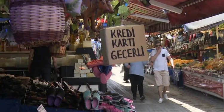 Vatandaşın cebi boş, kredi kartı borçlu
