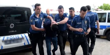 Kavgayı ayırmaya çalışan polisi bıçakladı