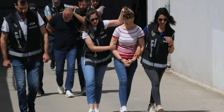 Adana’da dolandırıcı çift tutuklandı