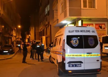 Yol kenarında otururken bıçaklanarak öldürüldü