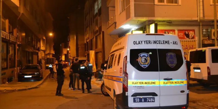 Yol kenarında otururken bıçaklanarak öldürüldü