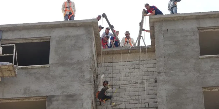Asansör çöktü inşaat işçisi havada asılı kaldı