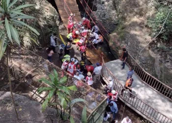 Asma köprü koptu: 25 yaralı