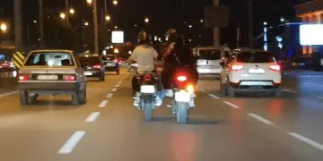 Bursa’da bozulan motosikleti ayağıyla ittirdiler