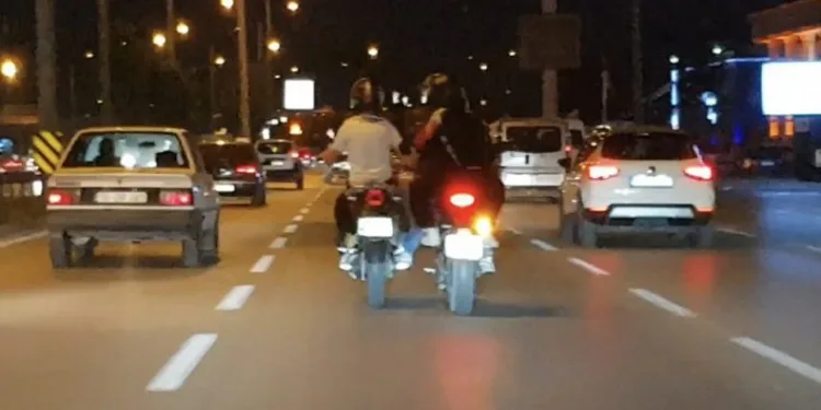 Bursa’da bozulan motosikleti ayağıyla ittirdiler