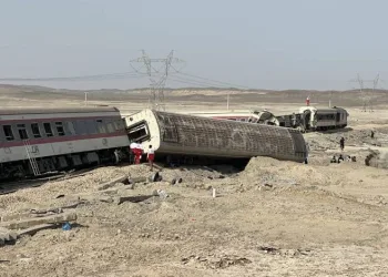 İran’da yolcu treni raydan çıktı