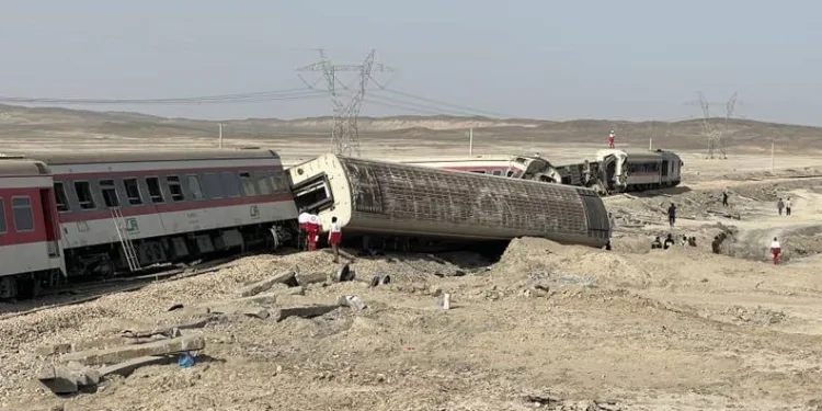 İran’da yolcu treni raydan çıktı