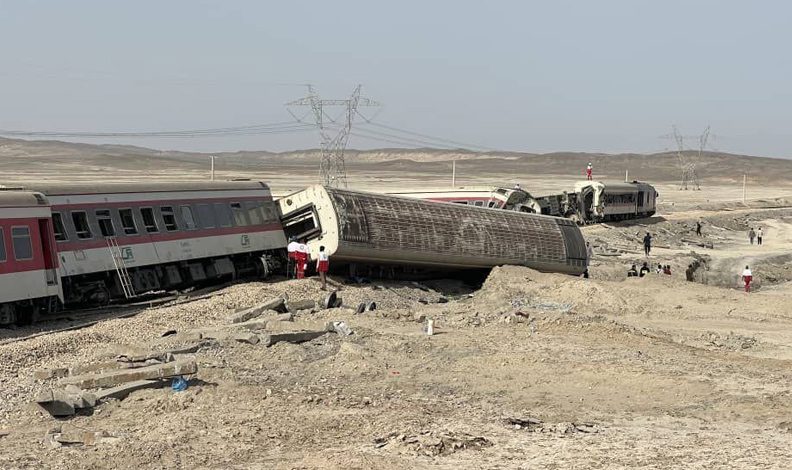 İran’da yolcu treni raydan çıktı
