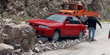 Yamaçtan kopan kayalar karayoluna düştü