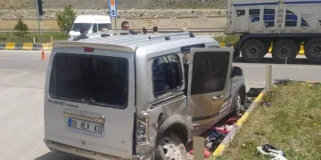 Tatvan’da otomobille kamyonet çarpıştı: 13 yaralı