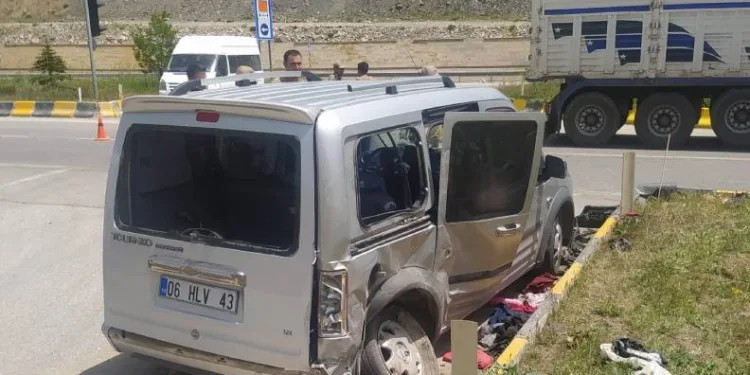 Tatvan’da otomobille kamyonet çarpıştı: 13 yaralı