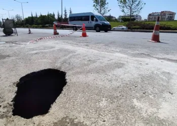 Eskişehir-Bursa karayolunda dev çukur