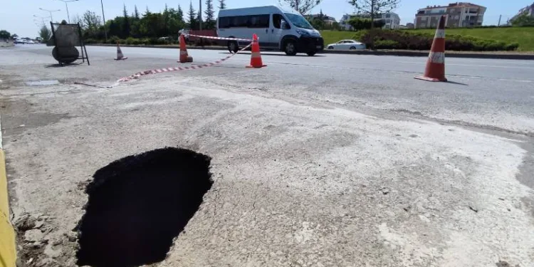 Eskişehir-Bursa karayolunda dev çukur