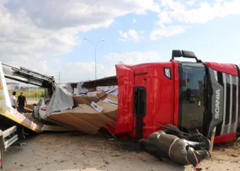 Tır otomobilin üzerinde devrildi: 5 yaralı