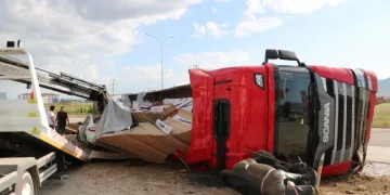 Tır otomobilin üzerinde devrildi: 5 yaralı