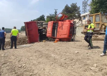 Bursa’da hafriyat kamyonu devrildi: 1 yaralı