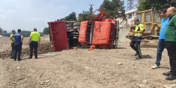 Bursa’da hafriyat kamyonu devrildi: 1 yaralı
