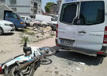 Bursa’da motosiklet park halindeki minibüse çarptı