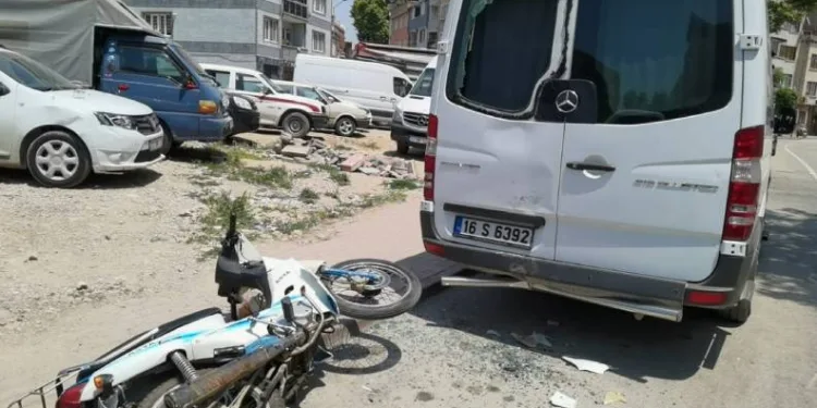 Bursa’da motosiklet park halindeki minibüse çarptı
