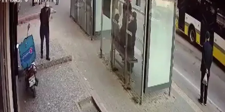 Bursa’da hırsızlar otobüs durağına dadandı