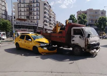 Bursa’da taksi ile kamyon çarpıştı!