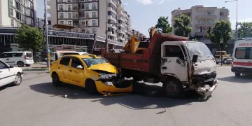 Bursa’da taksi ile kamyon çarpıştı!