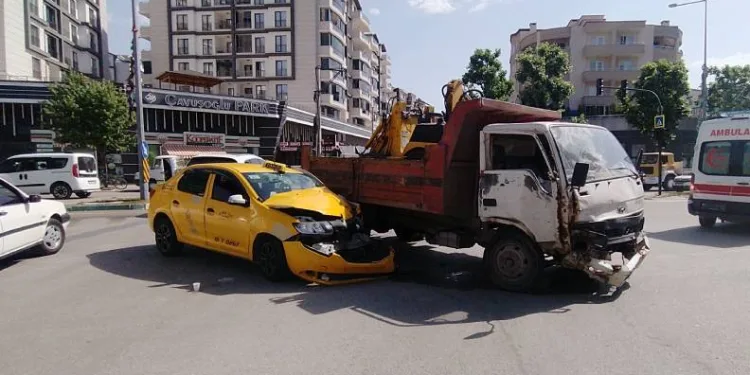 Bursa’da taksi ile kamyon çarpıştı!