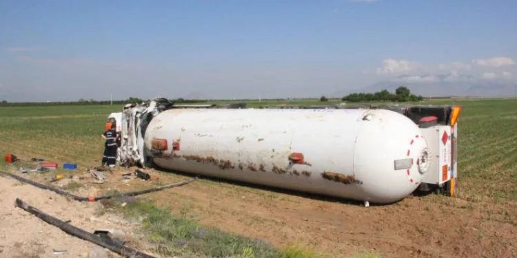 LPG yüklü tanker devrildi