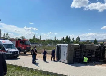 Başkent’te servis minibüsü devrildi;15 yaralı