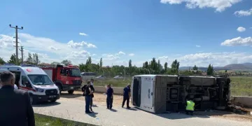 Başkent’te servis minibüsü devrildi;15 yaralı
