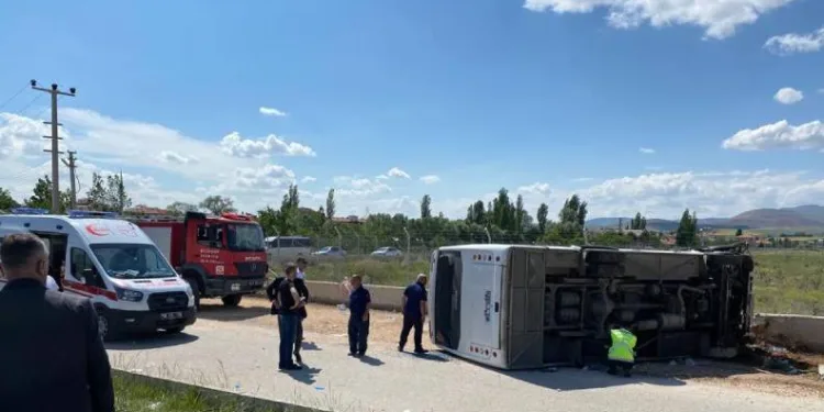 Başkent’te servis minibüsü devrildi;15 yaralı