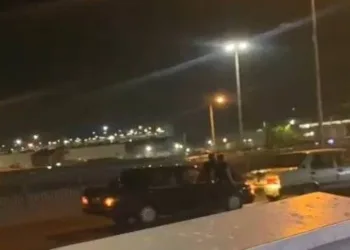Bursa’da aracı ayaklarıyla ittiler