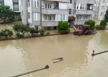 Bartın’da evlerinde mahsur kalanlara traktörle ekmek dağıtıldı