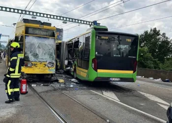 Almanya’da otobüsle tramvay çarpıştı