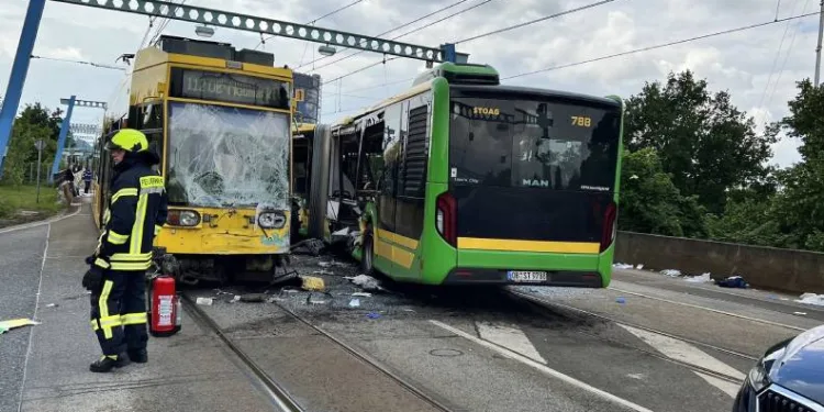 Almanya’da otobüsle tramvay çarpıştı