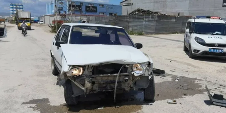 Bursa’da 2 otomobil çarpıştı: 2 yaralı
